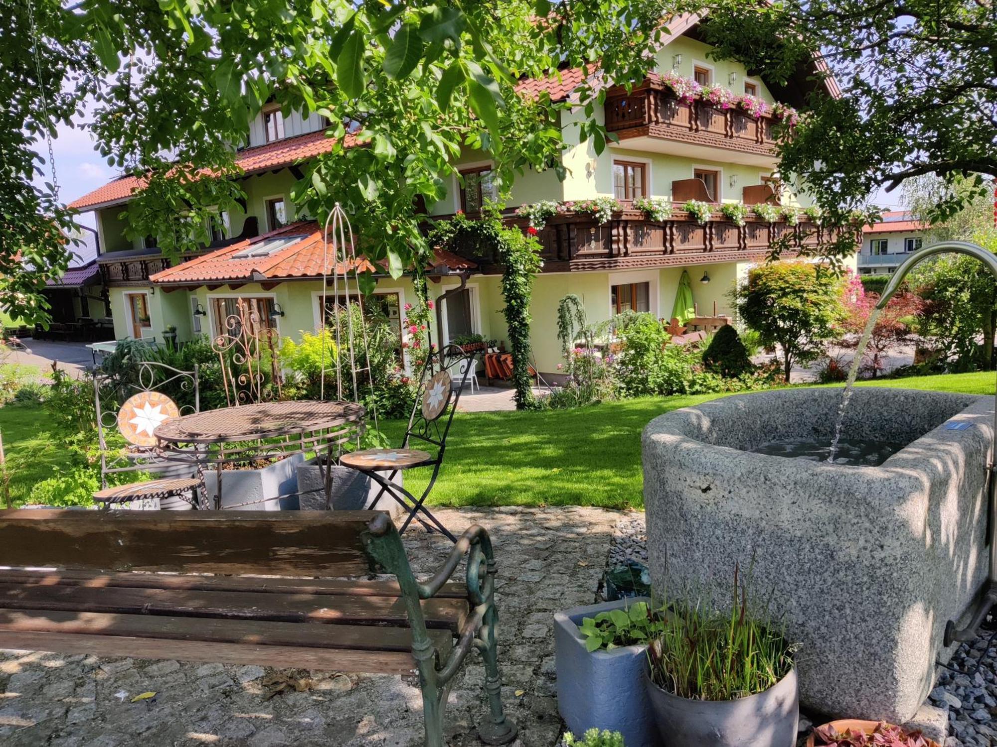 Pension Holzapfel Sankt Georgen im Attergau Eksteriør billede